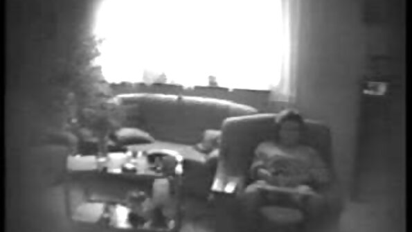 Прекрасна бринета домаќинка служи дечковци петел во POV